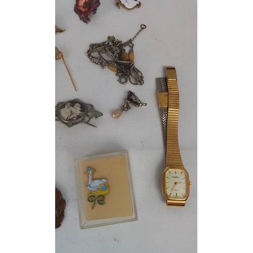 77 - A quantity of costume jewellery and small accessories, including enamel and paste-set brooches, tie ... 