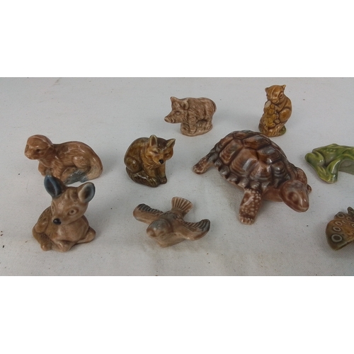80 - A group of glazed porcelain animal miniatures, including a turtle, fawn, fox, squirrel, pig, frog an... 