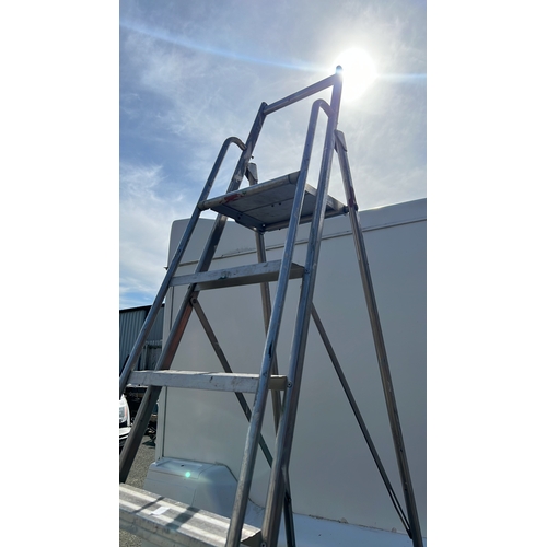 39 - An aluminium platform step ladder.