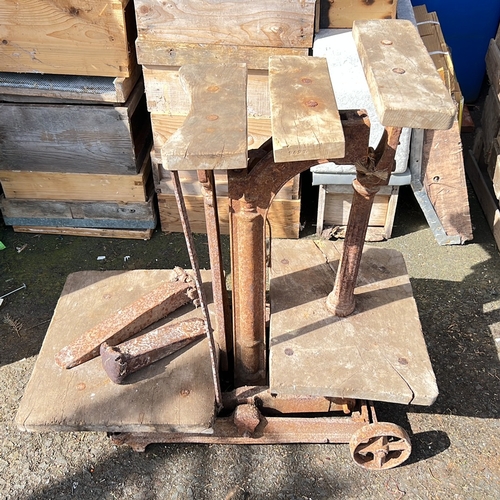 46 - A vintage/ antique cast iron potato weighing scale.