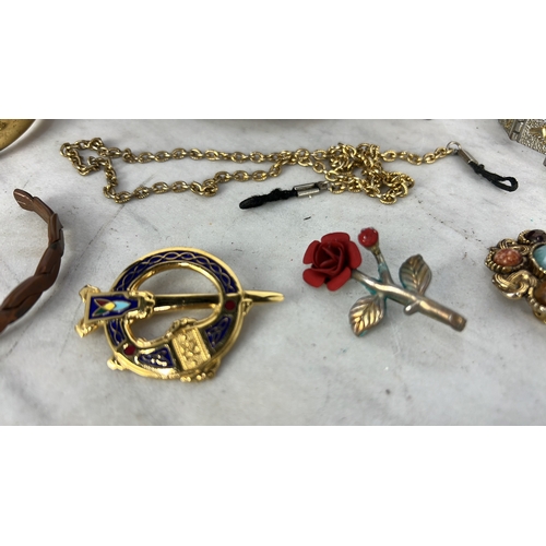 179 - A wooden jewellery box & contents.