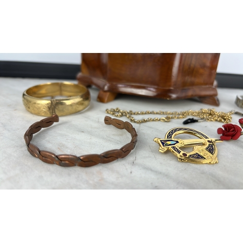 179 - A wooden jewellery box & contents.