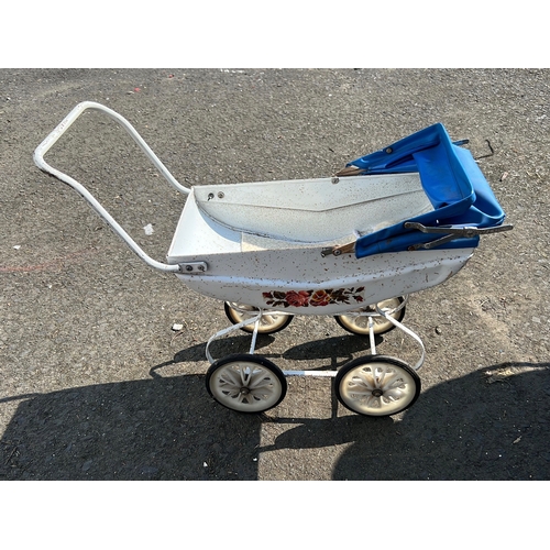 29 - A group of vintage infant and toddler equipment comprising a metal bodied pram with quilted hood on ... 