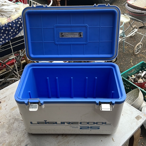 34 - Shimano Leisure Cool 25 insulated cooler box, white and blue moulded plastic, with hinged lid, integ... 