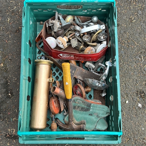 37 - An assorted lot of architectural and workshop metalware comprising door and cabinet handles, knobs, ... 