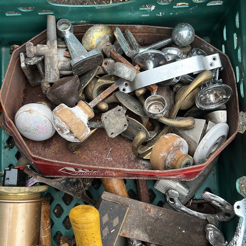 37 - An assorted lot of architectural and workshop metalware comprising door and cabinet handles, knobs, ... 