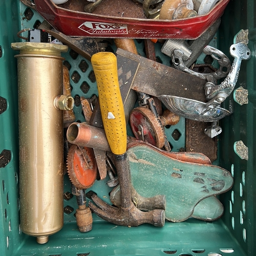 37 - An assorted lot of architectural and workshop metalware comprising door and cabinet handles, knobs, ... 