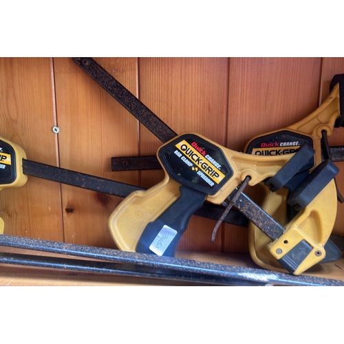 51 - A quantity of quick-release bar clamps, including plastic-bodied examples with steel bars and screw-... 