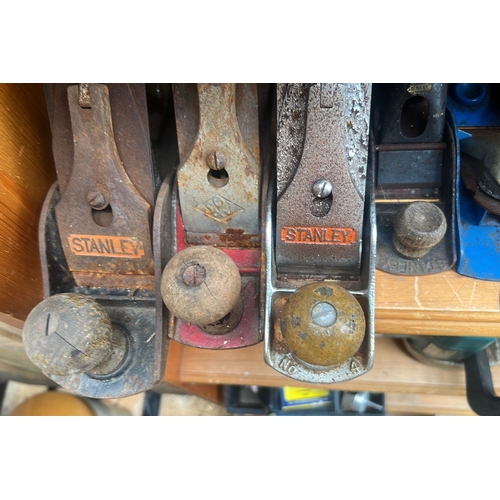 52 - A group of Stanley woodworking bench planes, including Bailey-pattern examples with timber front kno... 
