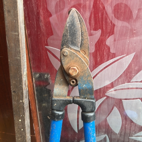 60 - A group of garden and workshop tools comprising long-handled loppers with blue grips, a Real Steel c... 