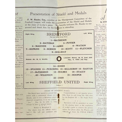 290 - 1934/35 Brentford v Sheffield United, Crease down front cover.1 team change in pencil. Ageing marks ... 