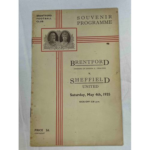 290 - 1934/35 Brentford v Sheffield United, Crease down front cover.1 team change in pencil. Ageing marks ... 