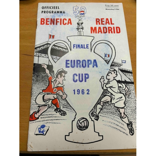 187 - 1962 European Cup Final Programme.  Benfica v Real Madrid in Amsterdam, clean copy but cover has sli... 