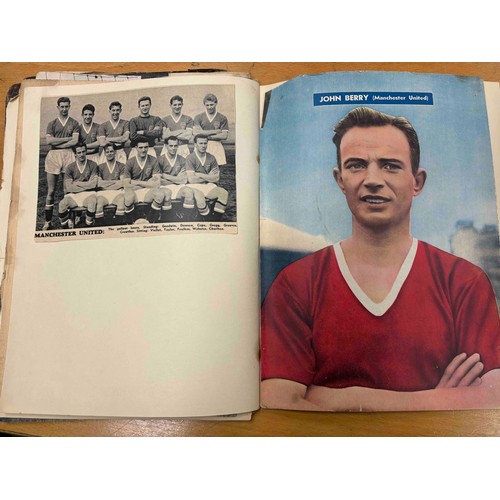 832 - Manchester United Scrapbook of pictures and articles. Nicely put together with plenty of loose pics ... 