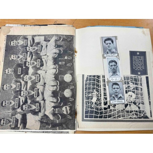 832 - Manchester United Scrapbook of pictures and articles. Nicely put together with plenty of loose pics ... 