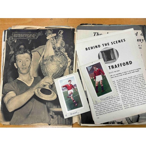 832 - Manchester United Scrapbook of pictures and articles. Nicely put together with plenty of loose pics ... 
