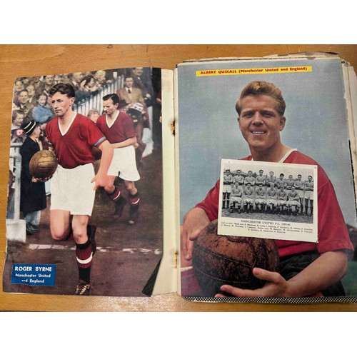 832 - Manchester United Scrapbook of pictures and articles. Nicely put together with plenty of loose pics ... 