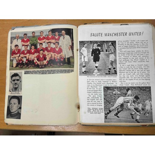 832 - Manchester United Scrapbook of pictures and articles. Nicely put together with plenty of loose pics ... 