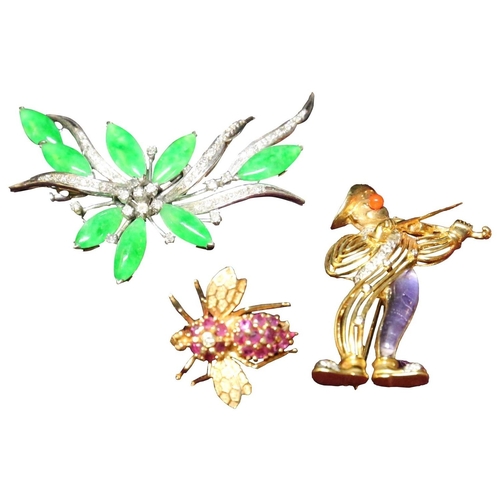 62 - A GROUP OF THREE BROOCHES COMPRISING A GOLD METAL BEE BROOCH, A DECORATIVE CLOWN BROOCH AND A FORAL ... 