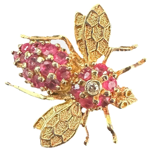 62 - A GROUP OF THREE BROOCHES COMPRISING A GOLD METAL BEE BROOCH, A DECORATIVE CLOWN BROOCH AND A FORAL ... 