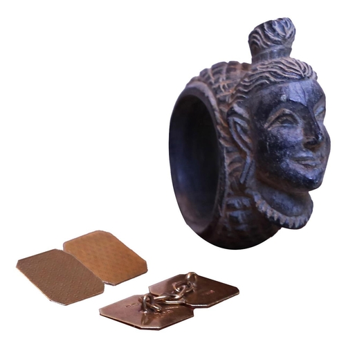 8 - AN UNUSUAL AFRICAN CARVED RING AND A PAIR OF GOLD CUFFLINKS           **PLEASE NOTE: THIS AUCTION IS... 