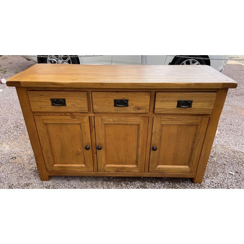 56 - CONTEMPORARY OAK SIDEBOARD WITH THREE DRAWERS ABOVE CUPBOARD DOORS