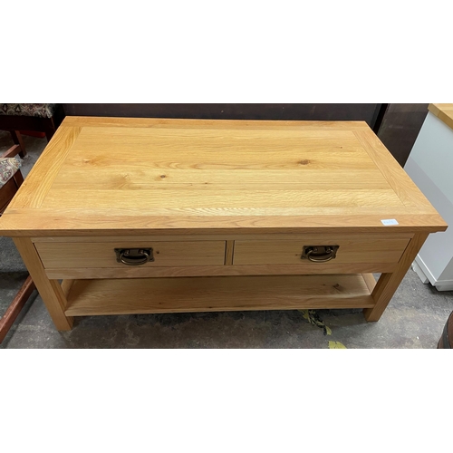 81 - CONTEMPORARY OAK COFFEE TABLE FITTED WITH TWO DRAWERS AND A SHELF