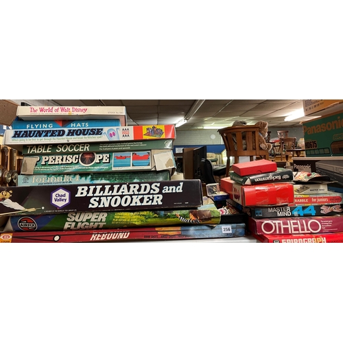 256 - SELECTION OF VINTAGE BOARD GAMES - REBOUND, SPIROGRAPH, BILLIARDS, HAUNTED HOUSE, BINGO, ETC