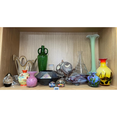 280 - SHELF - VARIOUS COLOURED GLASSWARE INCLUDING PAPERWEIGHTS, MURANO FISH, GUERNSEY BULB VASE