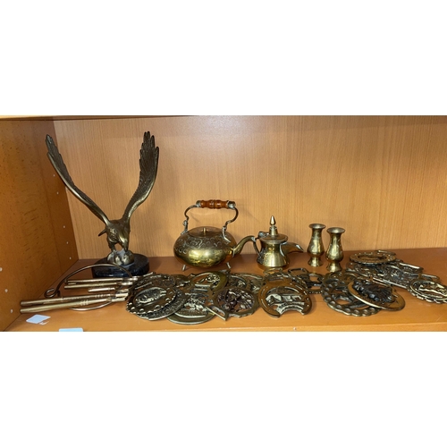 286 - SMALL COLLECTION OF HORSE BRASSES, OVERSIZED DECORATIVE KEYS, AND OTHER METAL WARE