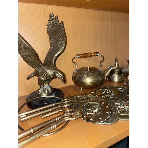 286 - SMALL COLLECTION OF HORSE BRASSES, OVERSIZED DECORATIVE KEYS, AND OTHER METAL WARE