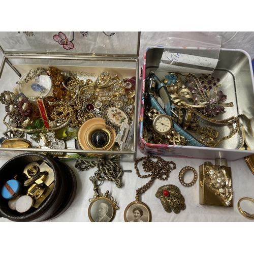 420 - SMALL BOX AND TIN OF COSTUME JEWELLERY INCLUDING SARAH COVENTRY BROOCHES, NOVELTY SCENT FILE, POWDER... 