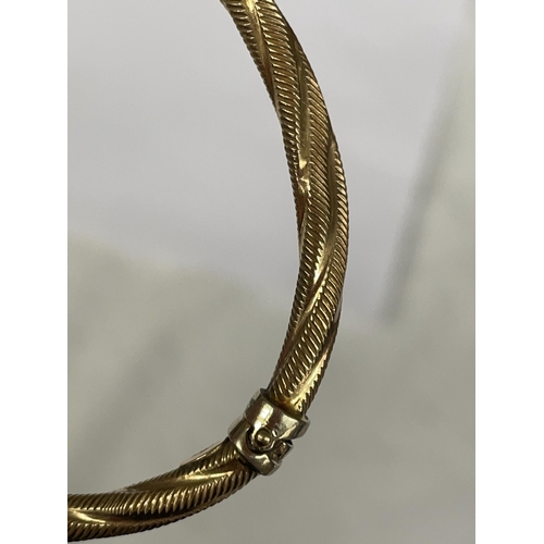 530 - 9CT GOLD HOLLOW ROPE TWIST BANGLE WITH SAFETY CATCH 4.5G APPROX