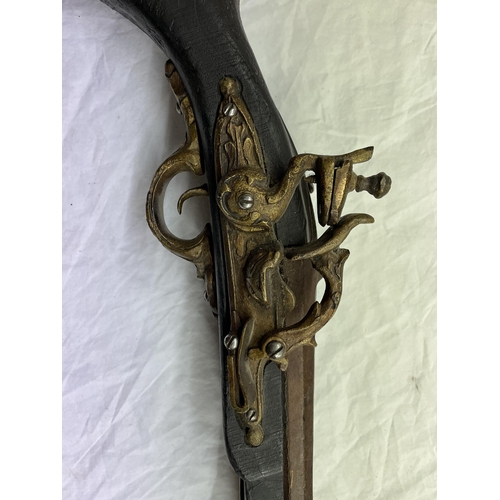 577 - A REPLICA 18TH CENTURY STYLE FLINT LOCK PISTOL