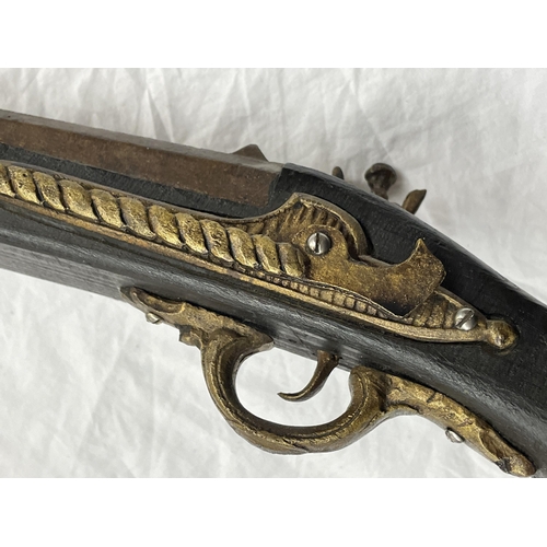 577 - A REPLICA 18TH CENTURY STYLE FLINT LOCK PISTOL