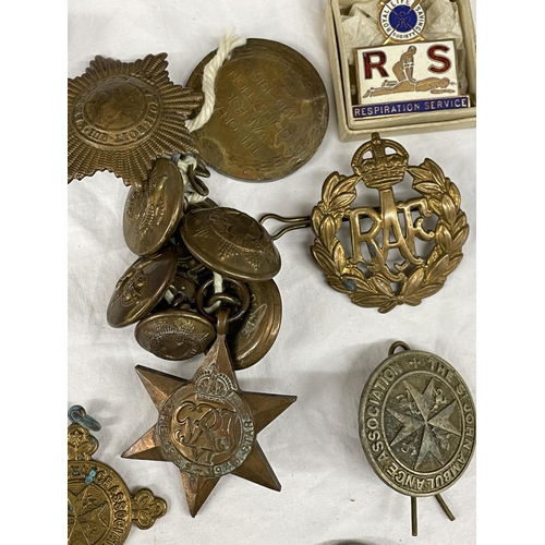 503 - GROUP OF MILITARY TUNIC BUTTONS, WWI MEDAL TO GNR I. WARWICK OF THE RA, RAF LAPEL BADGE, DOG TAG, WO... 