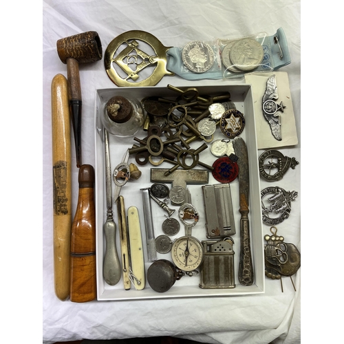 515 - TRAY OF MISCELLANEOUS ITEMS INCLUDING DOUBLE ENDED WATCH KEYS, MILITARY BADGES, TREEN CHEROOT HOLDER... 