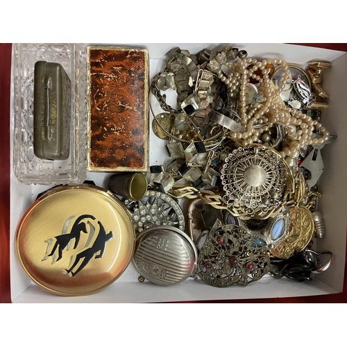 517 - TRAY OF MISCELLANEOUS ITEMS INCLUDING POWDER COMPACT, VARIOUS BROOCHES, COSTUME CHAINS, BEADS, PAIR ... 