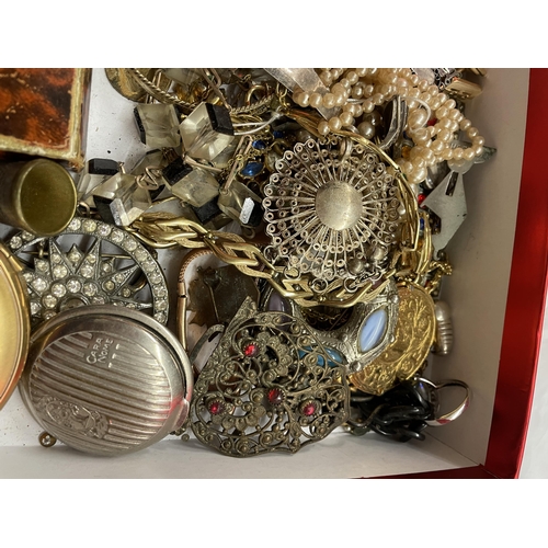 517 - TRAY OF MISCELLANEOUS ITEMS INCLUDING POWDER COMPACT, VARIOUS BROOCHES, COSTUME CHAINS, BEADS, PAIR ... 