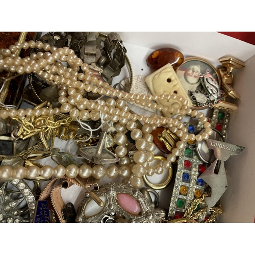 517 - TRAY OF MISCELLANEOUS ITEMS INCLUDING POWDER COMPACT, VARIOUS BROOCHES, COSTUME CHAINS, BEADS, PAIR ... 