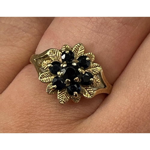 527 - 9CT GOLD FLOWER HEAD CLUSTER RING SIZE M - 2.6G APPROX