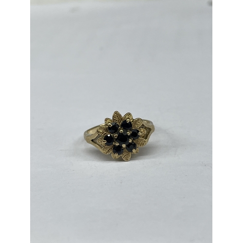 527 - 9CT GOLD FLOWER HEAD CLUSTER RING SIZE M - 2.6G APPROX