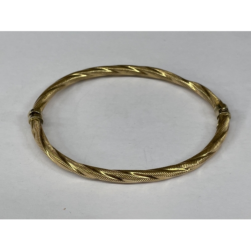 530 - 9CT GOLD HOLLOW ROPE TWIST BANGLE WITH SAFETY CATCH 4.5G APPROX