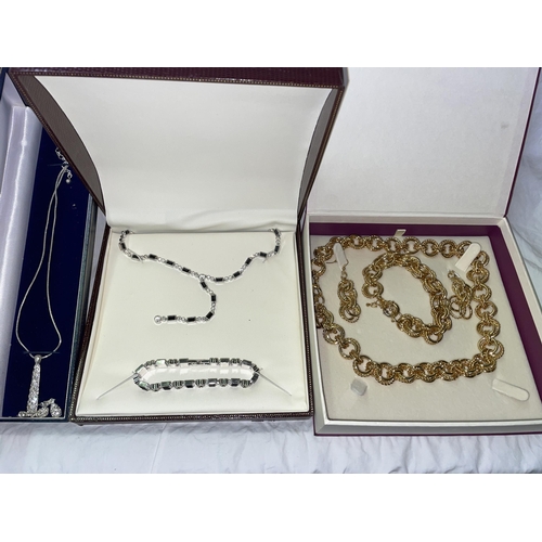 536 - CASED DROPPER NECKLACE AND BRACELET SETS, CASED INSPIRATIONS GOLD EFFECT DOUBLE LINK CHAIN AND BRACE... 