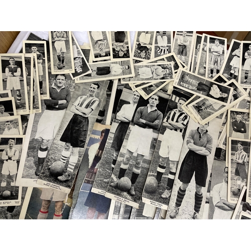 556 - EARLY TOPICAL TIMES BLACK AND WHITE FOOTBALL STAR CARDS