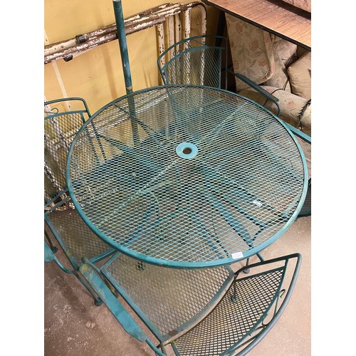 219 - GREEN METAL MESH TOPPED PATIO TABLE AND FOUR CHAIRS