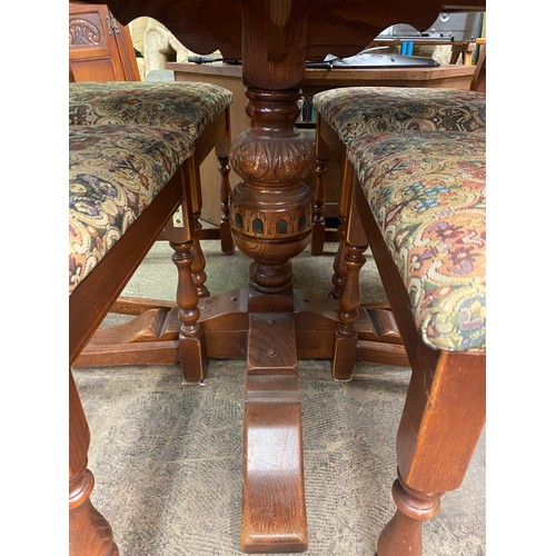 88 - OLD CHARM CIRCULAR EXTENDING PEDESTAL TABLE AND FOUR DINING CHAIRS