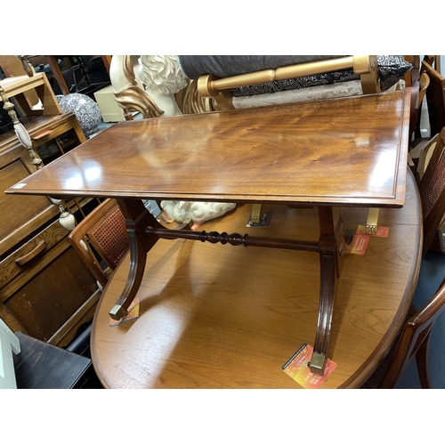 187 - FLAME MAHOGANY OBLONG COFFEE TABLE ON OUTSWEPT LEGS WITH POLE STRETCHER