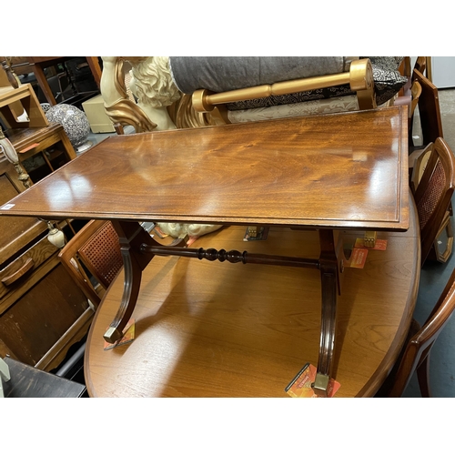 187 - FLAME MAHOGANY OBLONG COFFEE TABLE ON OUTSWEPT LEGS WITH POLE STRETCHER