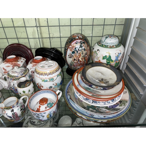 316 - SHELF OF 20TH CENTURY ORIENTAL CERAMICS INCLUDING TEA CADDYS, TEA POTS, TEMPLE JAR AND COVER, VARIOU... 